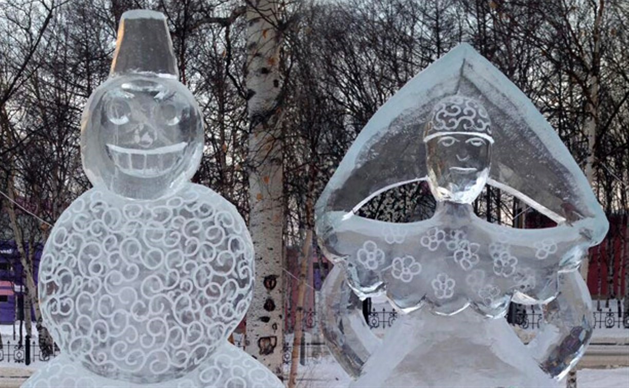На главной площади Ноглик жителей встречают злая Снегурочка и зубастый Снеговик