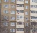 "Ребёнка выгуливают?": южносахалинцев озадачила детская люлька, свисающая с балкона многоэтажки