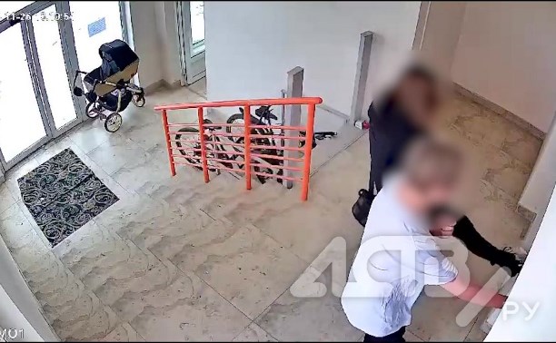 На Сахалине девочка-подросток проломила стену в подъезде, ударив по ней ногой