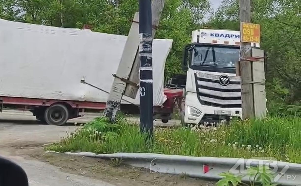 Многотоннику свернули "голову": ДТП с участием большегруза произошло на юге Сахалина