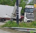 Многотоннику свернули "голову": ДТП с участием большегруза произошло на юге Сахалина