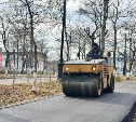 Новый асфальт укладывают на тротуаре по Октябрьской в Поронайске