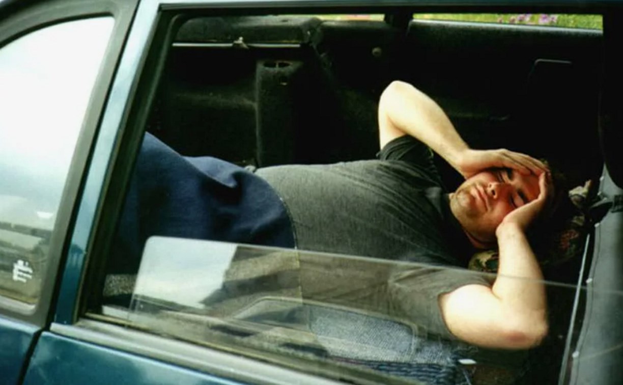 Сахалинец уснул на заднем сидении своего авто, а проснулся в кювете с травмами