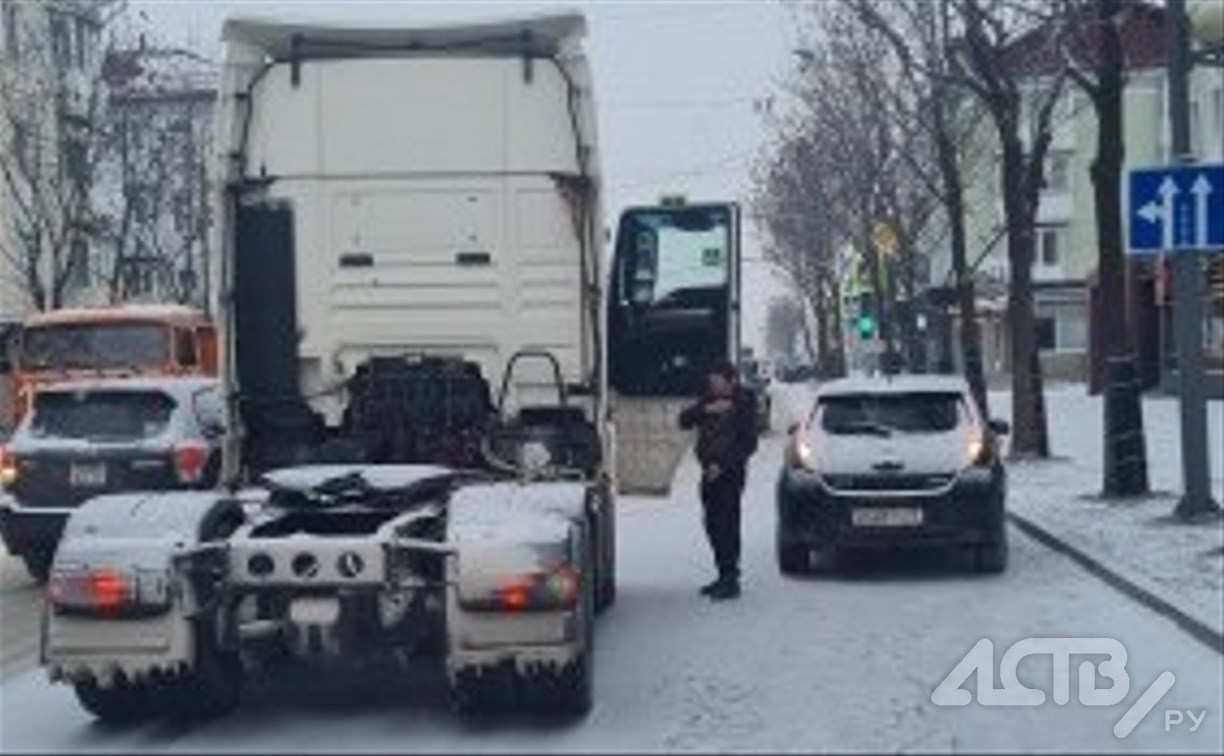 Очевидцев столкновения электрокара и тягача ищут в Южно-Сахалинске