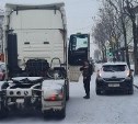 Очевидцев столкновения электрокара и тягача ищут в Южно-Сахалинске