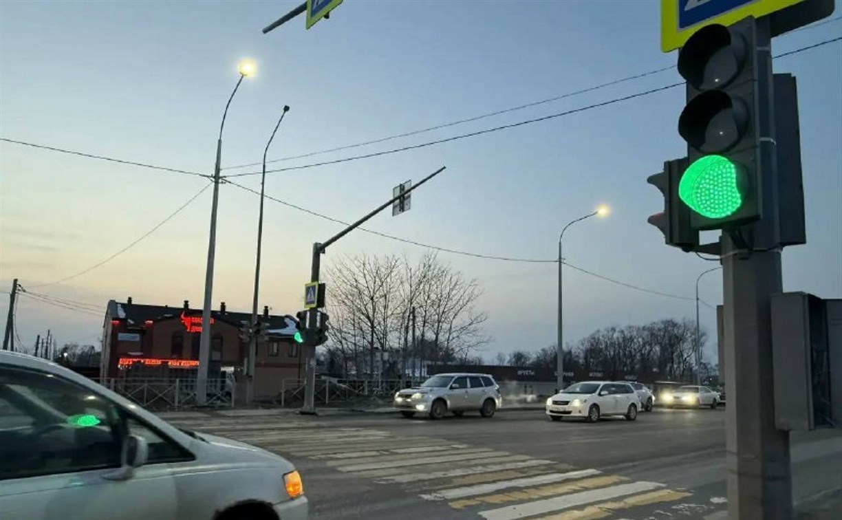 На перекрестке пр. Мира — ул. 3-я Набережная в Южно-Сахалинске заработал новый светофор