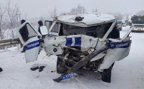Конвойный автомобиль и снегоуборочная машина столкнулись на юге Сахалина