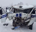 Конвойный автомобиль и снегоуборочная машина столкнулись на юге Сахалина