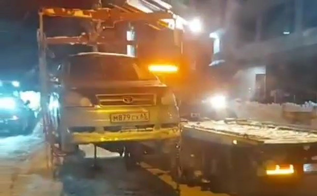 "Самый классный эвакуатор" в Южно-Сахалинске бесплатно переставляет машины с места на место