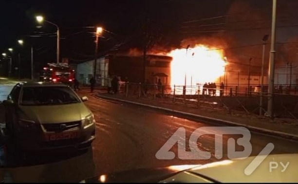 "Повсюду запах гари": в Холмском районе полыхает здание с тремя магазинами