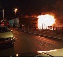 "Повсюду запах гари": в Холмском районе полыхает здание с тремя магазинами
