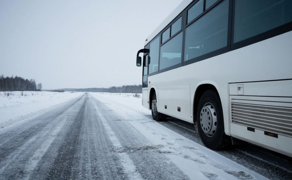 Автобусные маршруты в Сахалинской области временно ограничат из-за непогоды