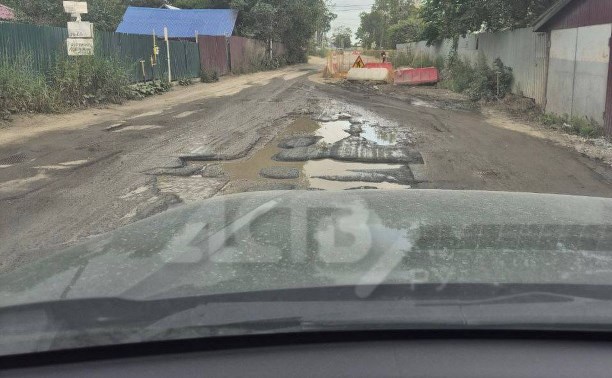 Южносахалинцы жалуются на дорогу, в которой топят колёса автомобили