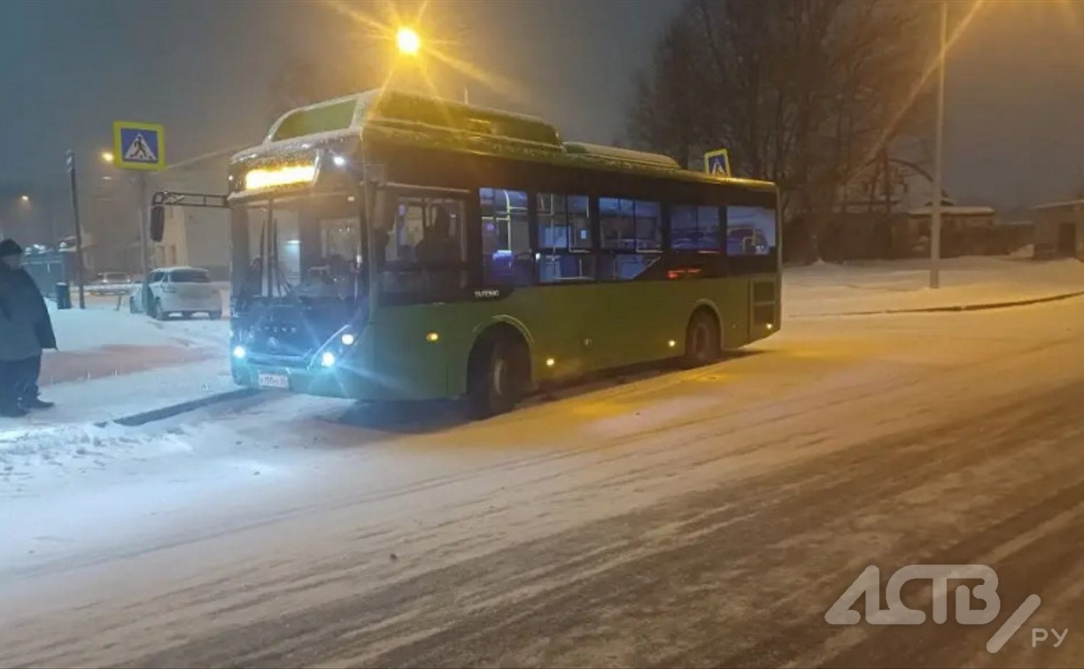 Неизвестный автомобиль врезался в автобус и скрылся с места ДТП в Южно-Сахалинске