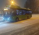 Неизвестный автомобиль врезался в автобус и скрылся с места ДТП в Южно-Сахалинске