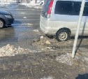 "Минус одно колесо": яма на дороге в Южно-Сахалинске обошлась автомобилисту в 10 тысяч рублей 