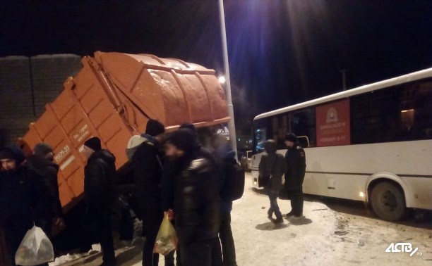 Мусоровоз залетел на стройку после столкновения с рейсовым автобусом в Дальнем