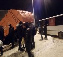 Мусоровоз залетел на стройку после столкновения с рейсовым автобусом в Дальнем