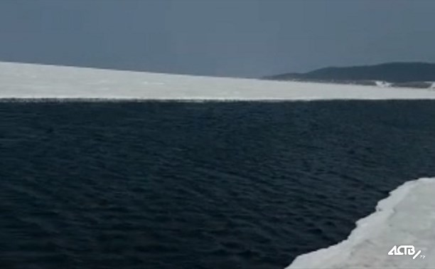 В районе мыса Свободного оторвало льдину с рыбаками
