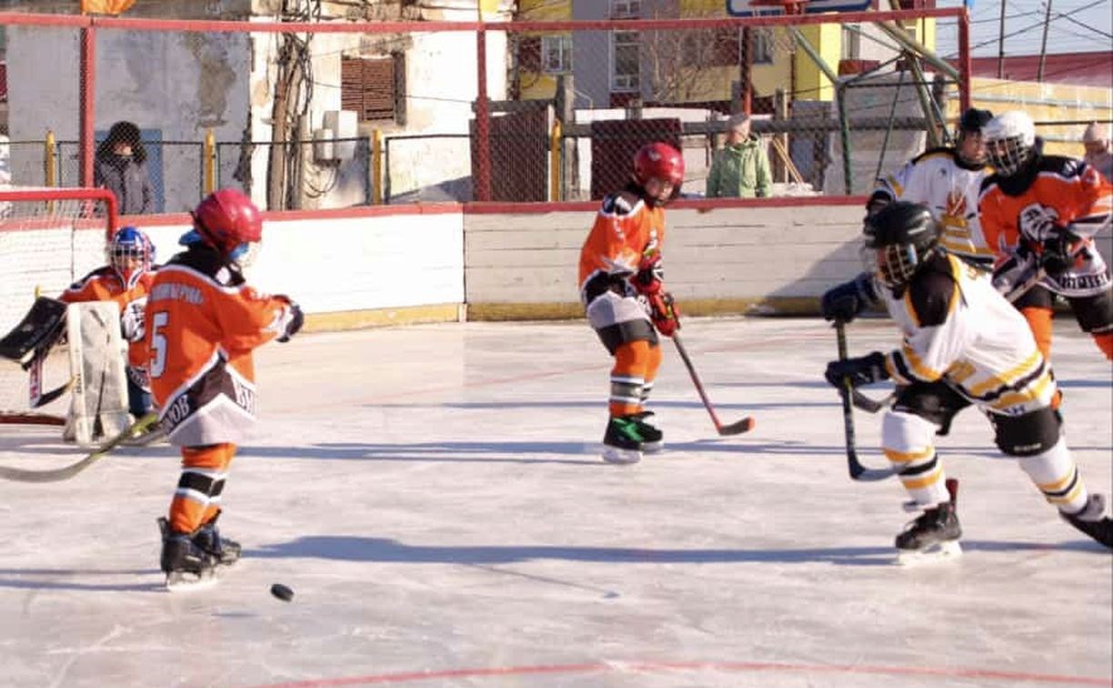 В Макарове стартовал хоккейный турнир "Спорт против подворотни"