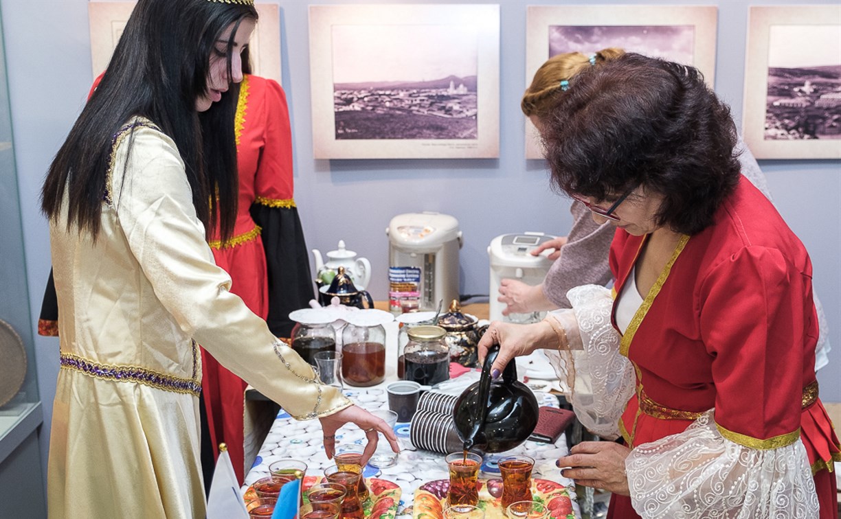 Чай пила сегодня. Чайная церемония в Азербайджане. Чайные традиции Азербайджана. Азербайджанское чаепитие. Азербайджанский чай.
