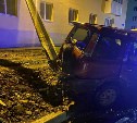 "Марк был хороший": иномарка после столкновения снесла столб и разбила балкон в Корсакове