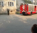 Пожар в подвале жилого дома тушат в центре Южно-Сахалинска