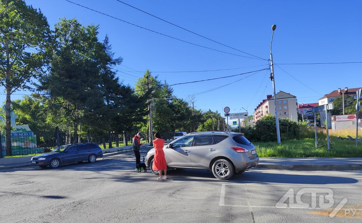 В Южно-Сахалинске на проезжей части сбили велосипедиста: мужчина отобрал телефон у очевидца 