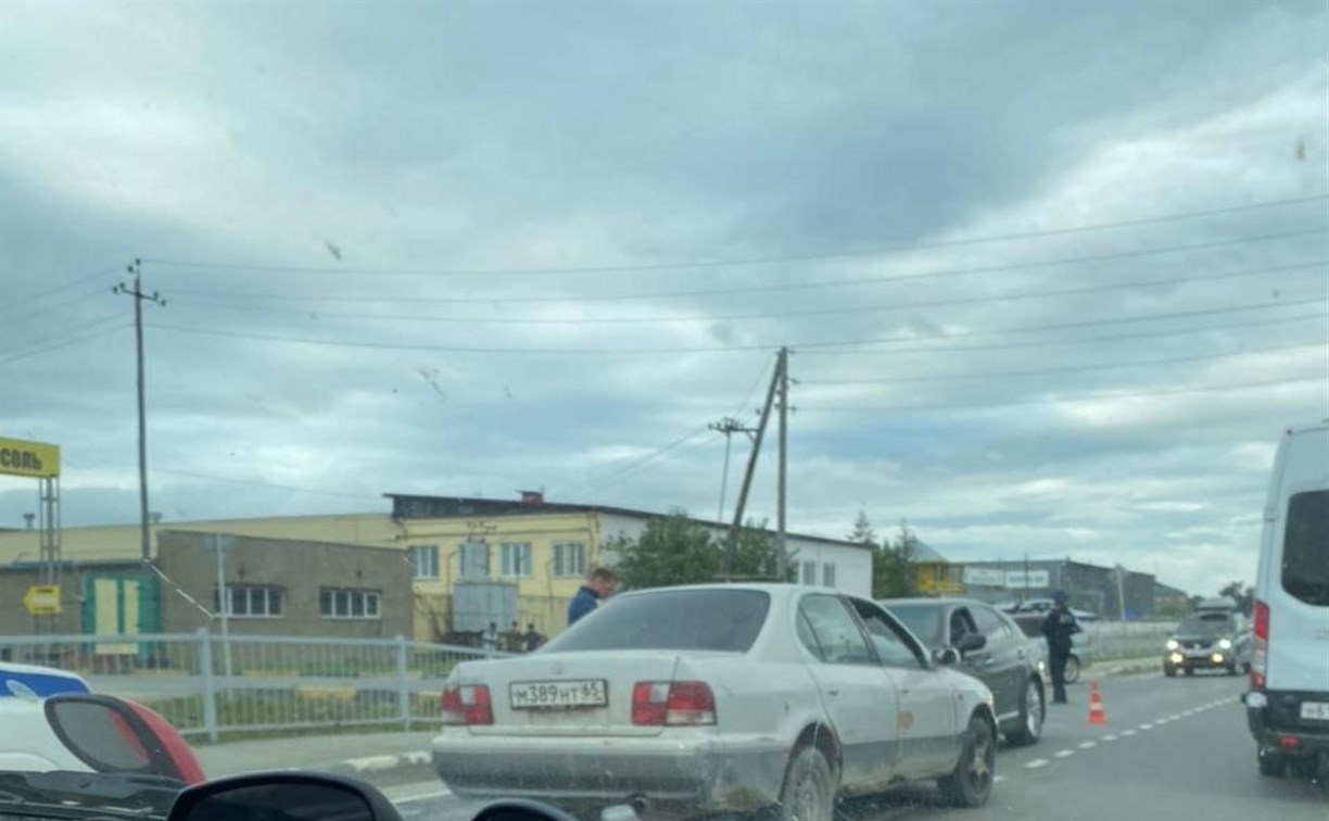 Toyota и Lexus лоб в лоб столкнулись в Южно-Сахалинске