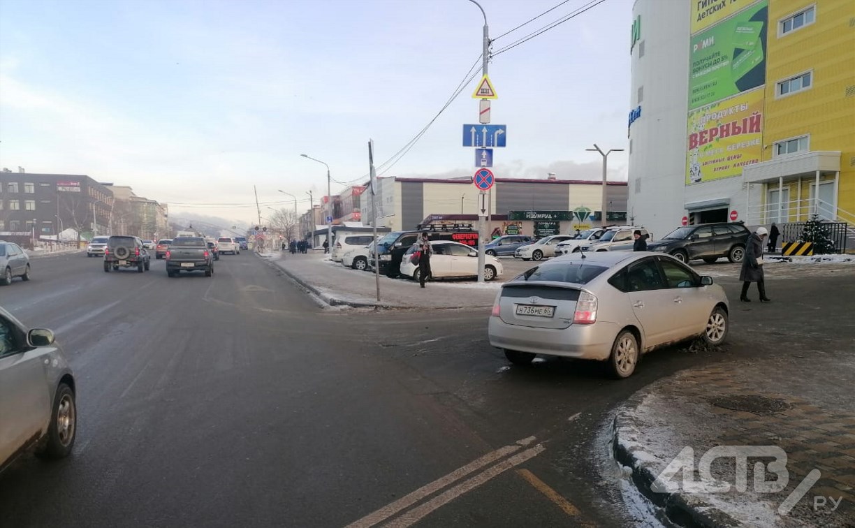 Иномарка сбила пенсионерку у торгового центра в Южно-Сахалинске