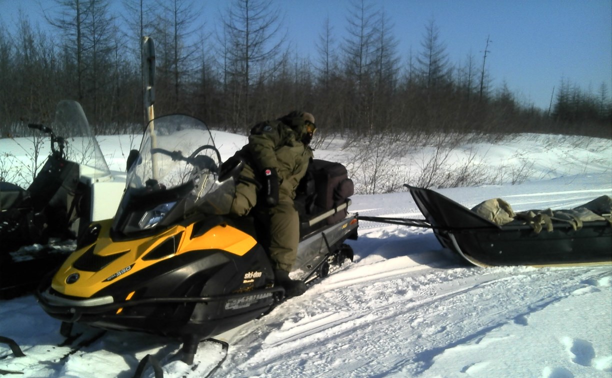 В Ногликах браконьер сбил инспектора на снегоходе