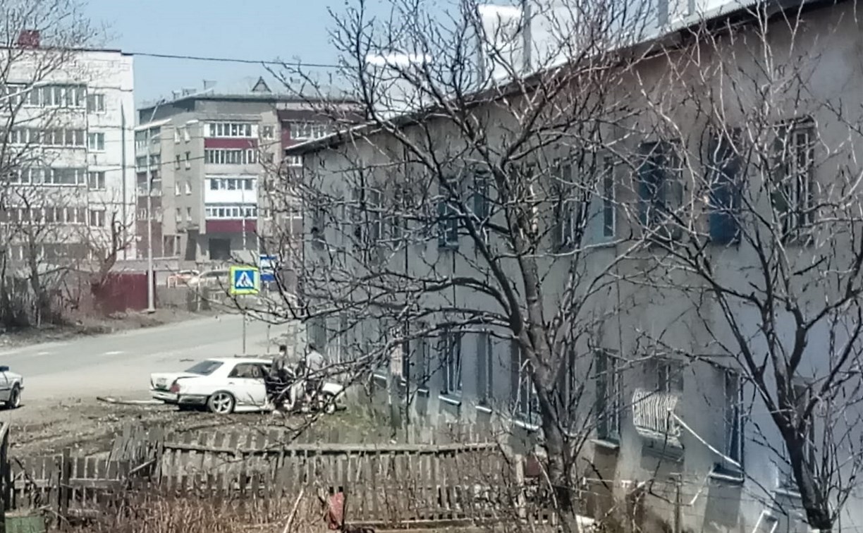 Седан врезался в жилой дом в Новоалександровске