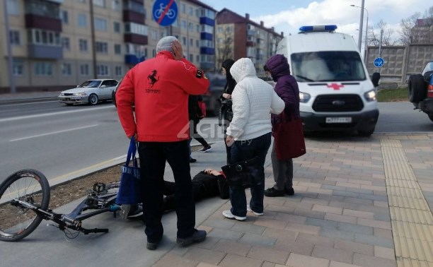 В Южно-Сахалинске произошло загадочное ДТП с велосипедистом, его увезли в больницу