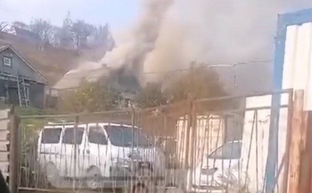 С крыши частного дома в Корсакове валил сильный дым