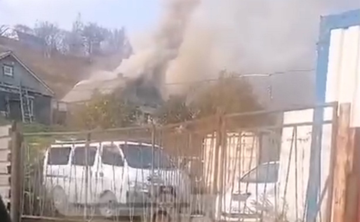 С крыши частного дома в Корсакове валил сильный дым