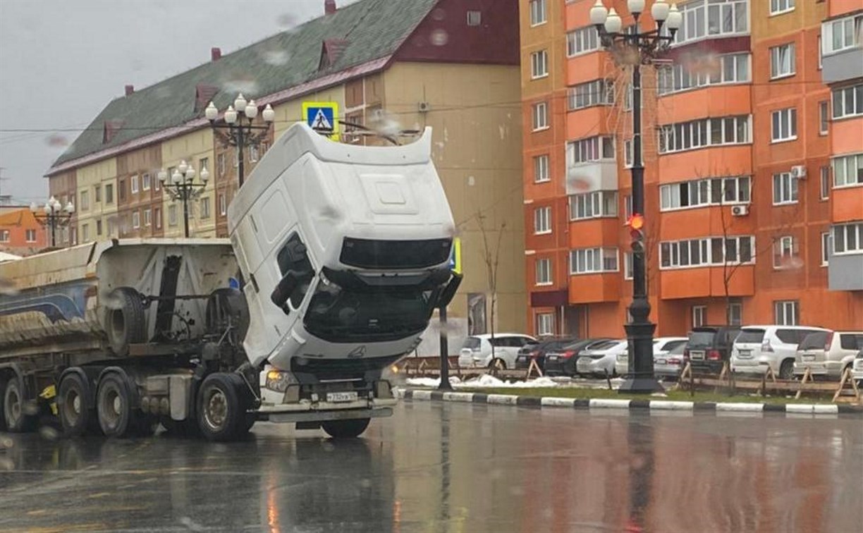 Сломавшийся тягач затрудняет движение на одном из перекрёстков в Южно-Сахалинске