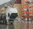 Сломавшийся тягач затрудняет движение на одном из перекрёстков в Южно-Сахалинске
