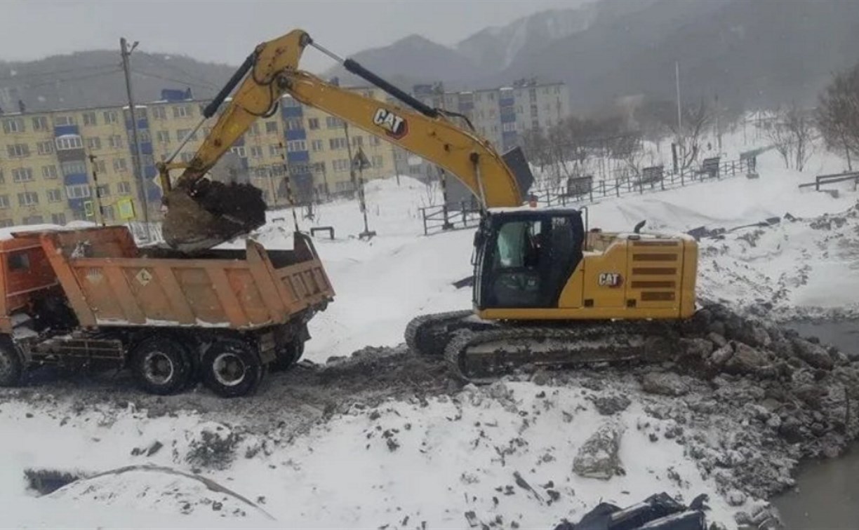 В Холмском районе готовятся укладывать водопропускные трубы в русле реки Правда