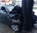 Водитель BMW врезался в дерево и скрылся с места ДТП в Южно-Сахалинске