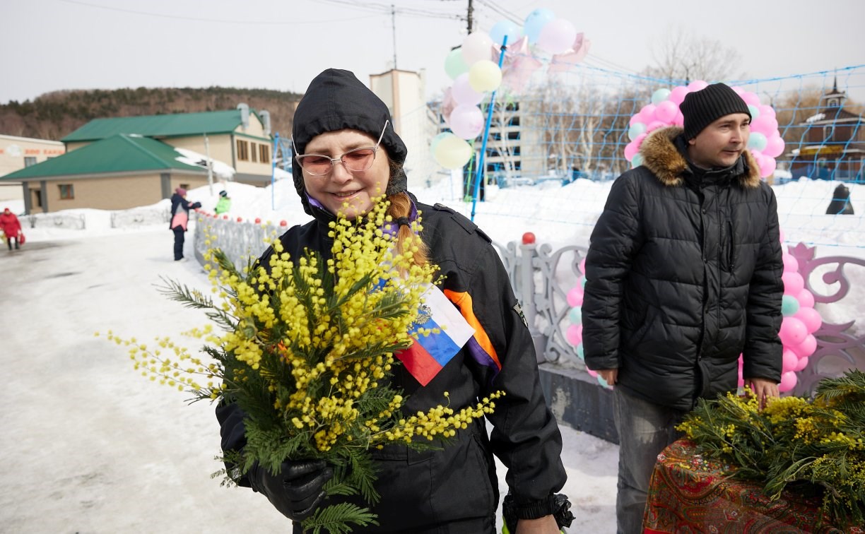 Сотрудники парка Южно-Сахалинска и волонтёры устроили горожанкам приятный сюрприз