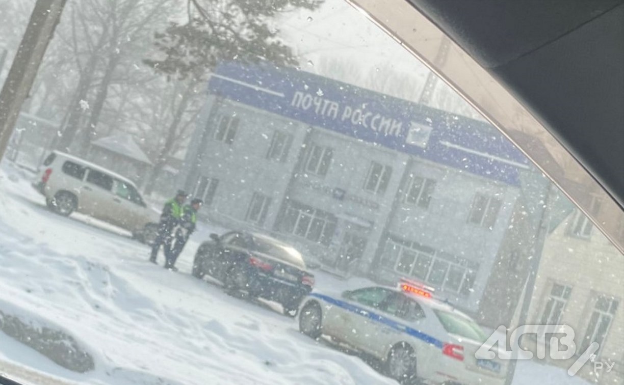 В Новоалександровске несколько экипажей ГИБДД окружили иномарку
