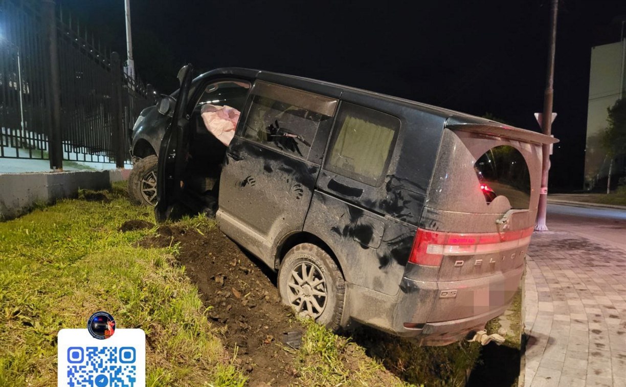 В Корсакове автомобиль Mitsubishi Delica "пропахал" газон - водитель был пьян В Корсакове автомобиль Mitsubishi Delica "пропахал" газон - водитель был пьян