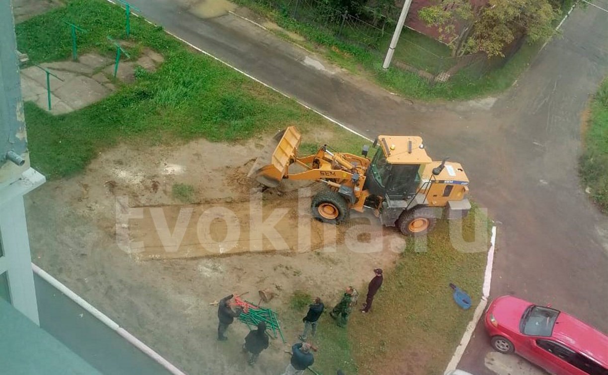 В Охе демонтировали детскую площадку, на которой пострадала девочка