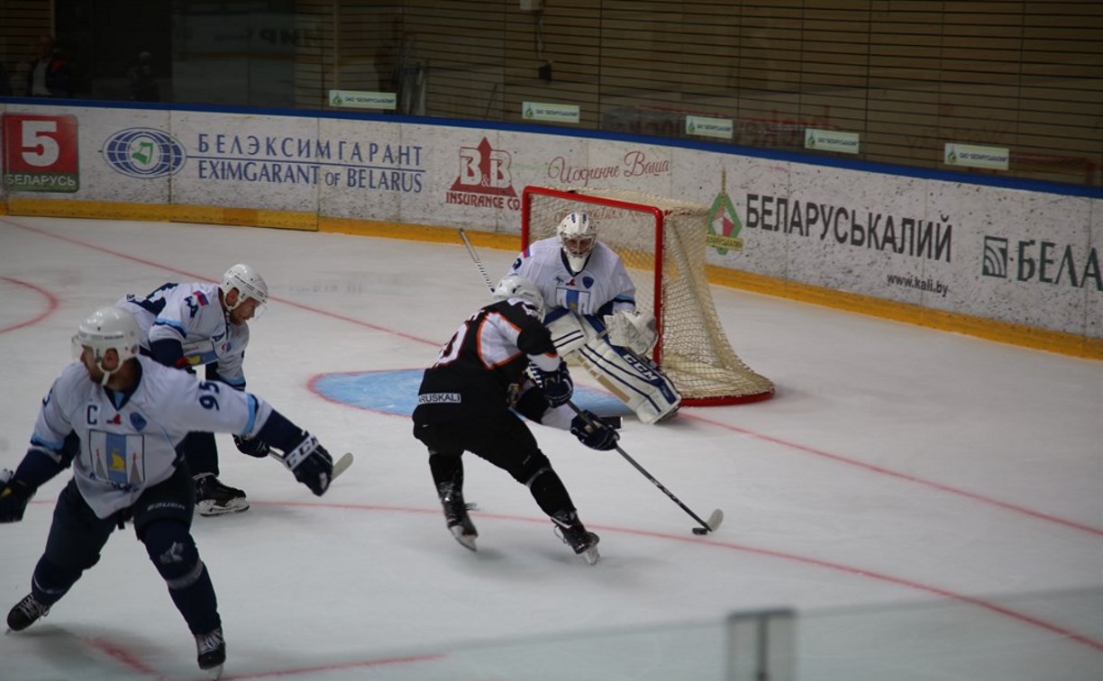 Хоккейный «Сахалин» в последний момент проиграл первый матч на сборах