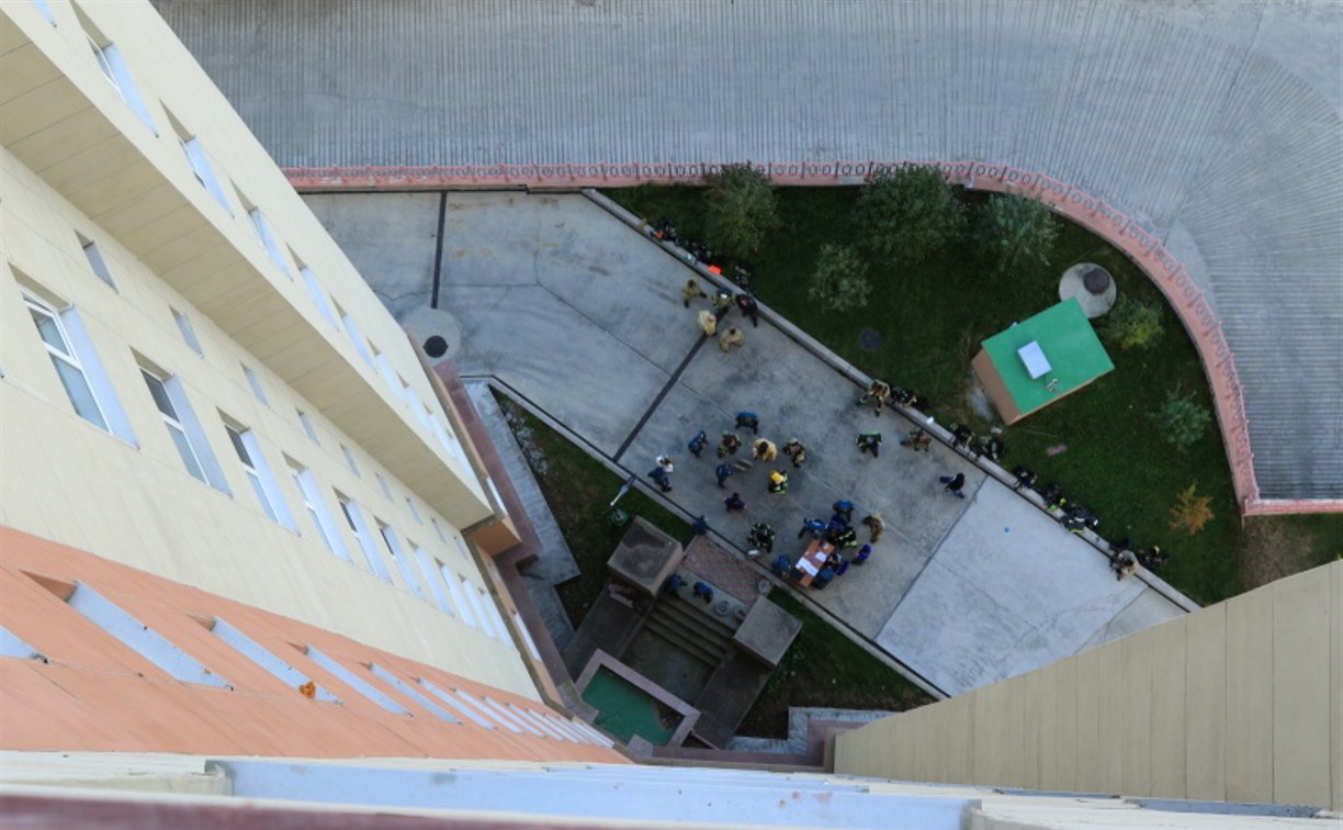 Сахалинские спасатели на скорость поднимались на 17 этаж в боевой одежде пожарного