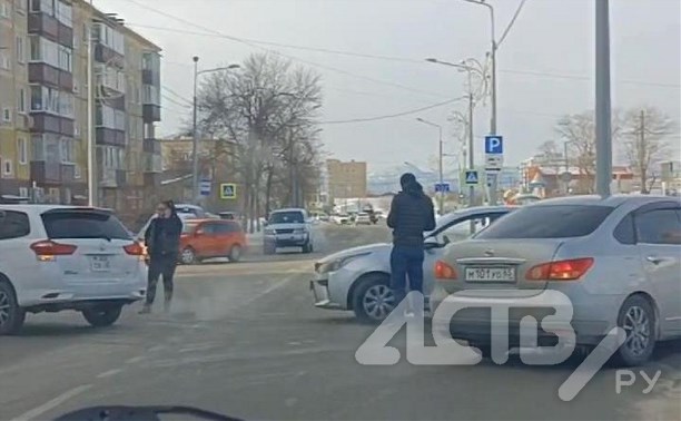 Столкнувшиеся автомобили перекрыли проезд по дороге в Южно-Сахалинске