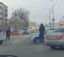 Столкнувшиеся автомобили перекрыли проезд по дороге в Южно-Сахалинске