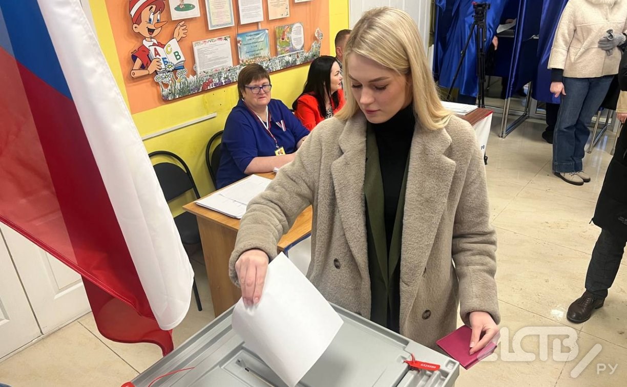 У избирательного участка в Южно-Сахалинске скопилась очередь - люди ждали возможности проголосовать
