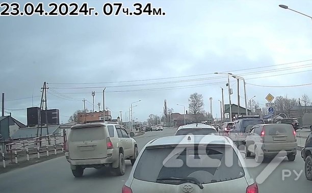"По встречке через переезд": водитель внедорожника в Южно-Сахалинске показал, как ездить не надо