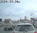 "По встречке через переезд": водитель внедорожника в Южно-Сахалинске показал, как ездить не надо